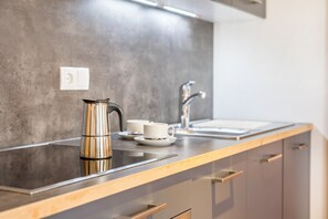 Frigorífico, horno, placa de cocina y lavavajillas