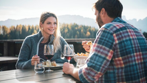 Two people dining outdoors with a mountain view in the background. - Apartments Marialisa Superior 'Apt Rose' with Mountain View, Whirlpool & Wi-Fi (Chiusa)