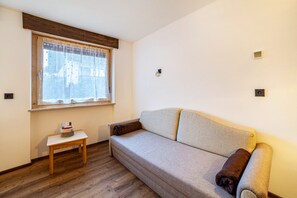 Living area - Studio 'Kuppelwies 363' with Mountain View, Private Terrace and Wi-Fi (Santa Valburga)