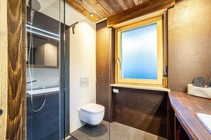 Shower, towels - Studio 'Kuppelwies 363' with Mountain View, Private Terrace and Wi-Fi (Santa Valburga)