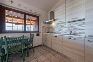 Fridge, oven, stovetop, dishwasher - Holiday Home 'Bianca' with Sea View, Private Terrace and Air Conditioning (Costa Rei)