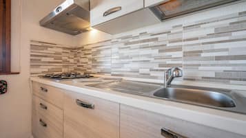 Frigorifero, forno, piano cottura, lavastoviglie