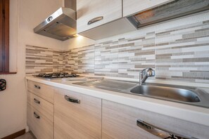 Fridge, oven, stovetop, dishwasher - Holiday Home 'Bianca' with Sea View, Private Terrace and Air Conditioning (Costa Rei)