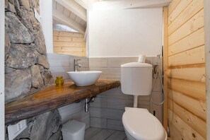 Een douche, een haardroger, handdoeken