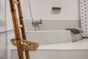 Shower, free toiletries, hair dryer, towels - Holiday Home “Ca N’Aina” close to the Beach with Mountain View, Air Conditioning & Pool (Cala Tuent)