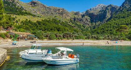 Holiday Home “Ca N’Aina” close to the Beach with Mountain View, Air Conditioning & Pool