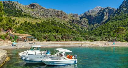 Holiday Home “Ca N’Aina” close to the Beach with Mountain View, Air Conditioning & Pool