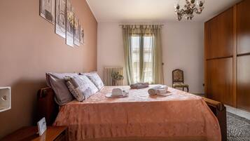 3 slaapkamers, een strijkplank/strijkijzer, gratis wifi, beddengoed