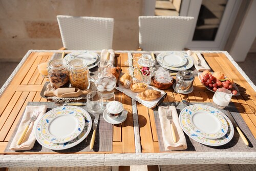 Apartment 'Scorci di Mare Mediterraneo' for 4 with Garden, Wi-Fi, Pet Friendly