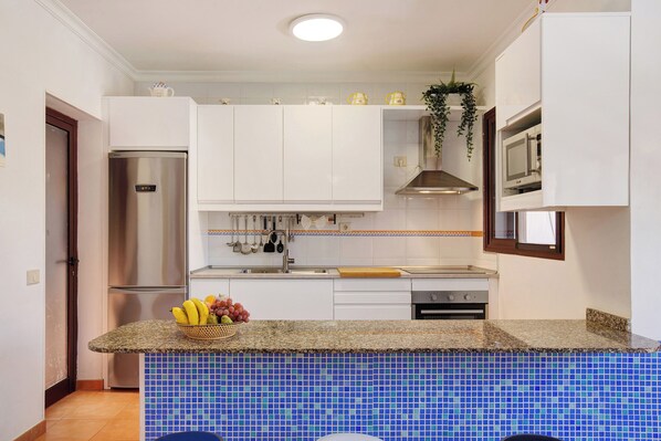 Jääkaappi, mikroaaltouuni, uuni, liesi