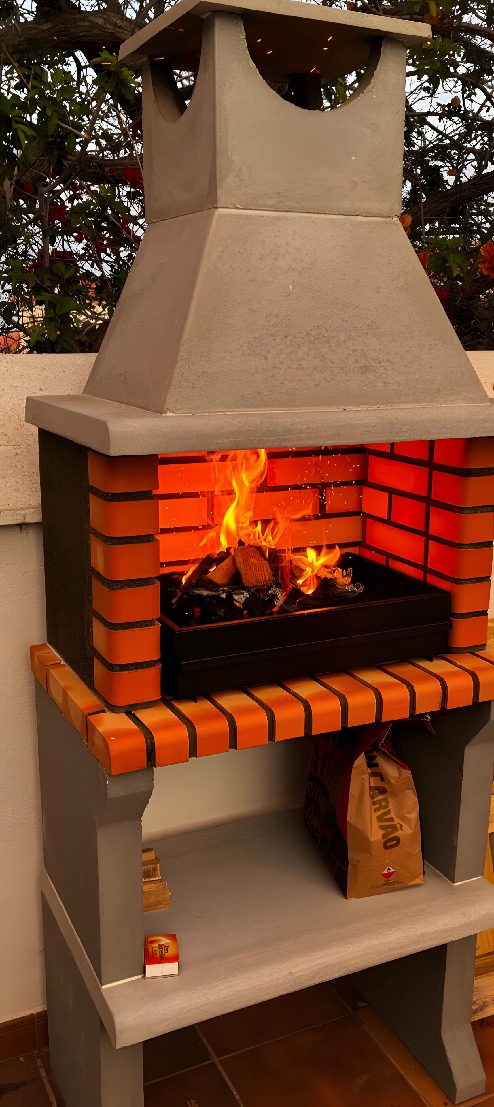 Ein Backofen aus Ziegelsteinen im Freien mit Feuer.