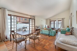 TV, fireplace, DVD player, stereo