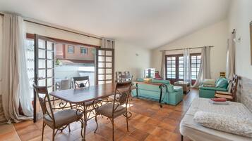 TV, fireplace, DVD player, stereo