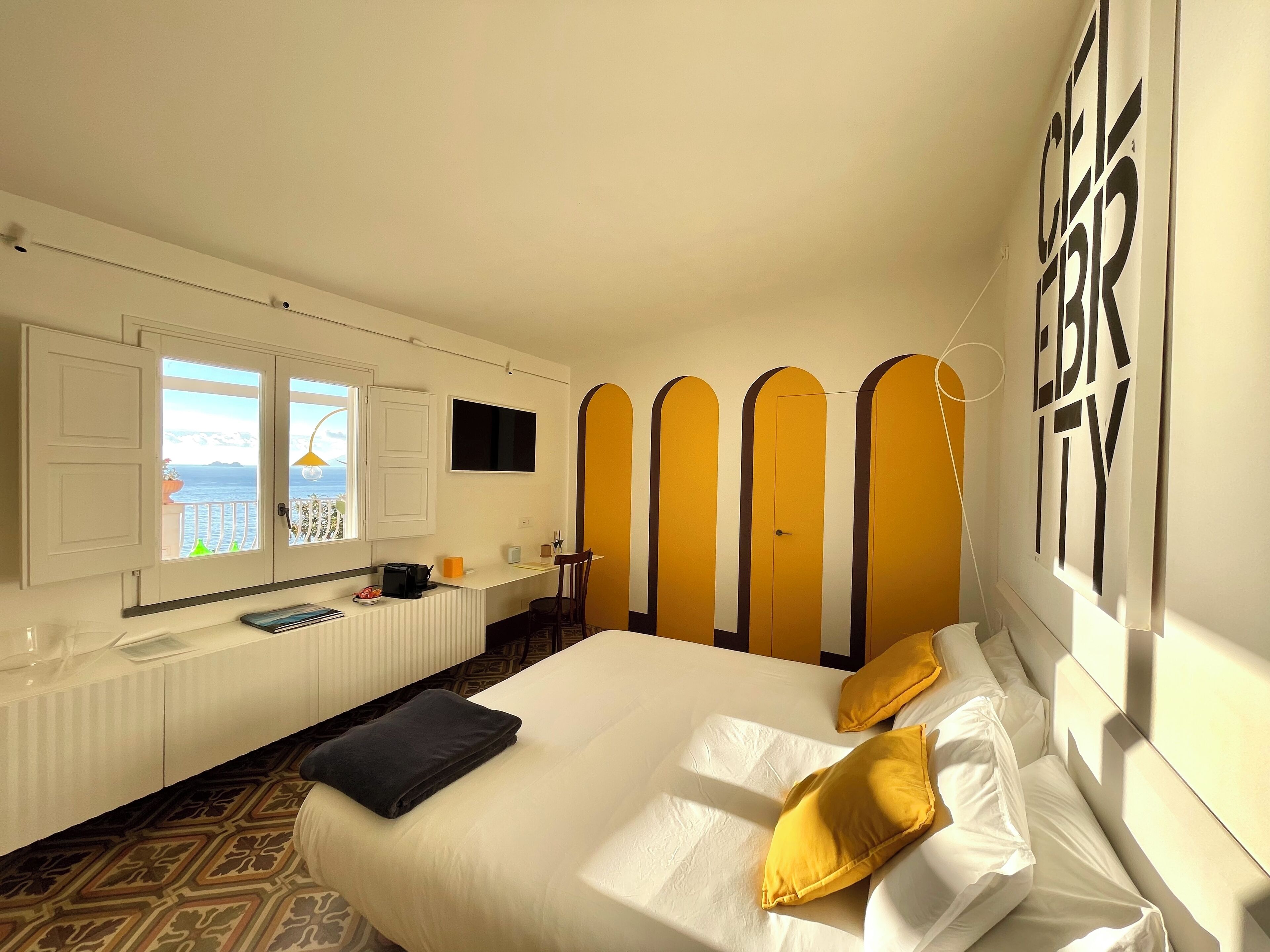 1 camera, una cassaforte in camera, una scrivania, insonorizzazione