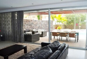 TV, fireplace, DVD player, stereo - Holiday Accommodation "5-Bedroom Villa in Playa del Duque" with private pool (Adeje)