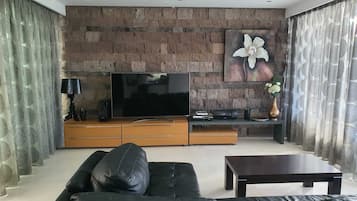 Fernseher, Kamin, DVD-Player, Stereoanlage