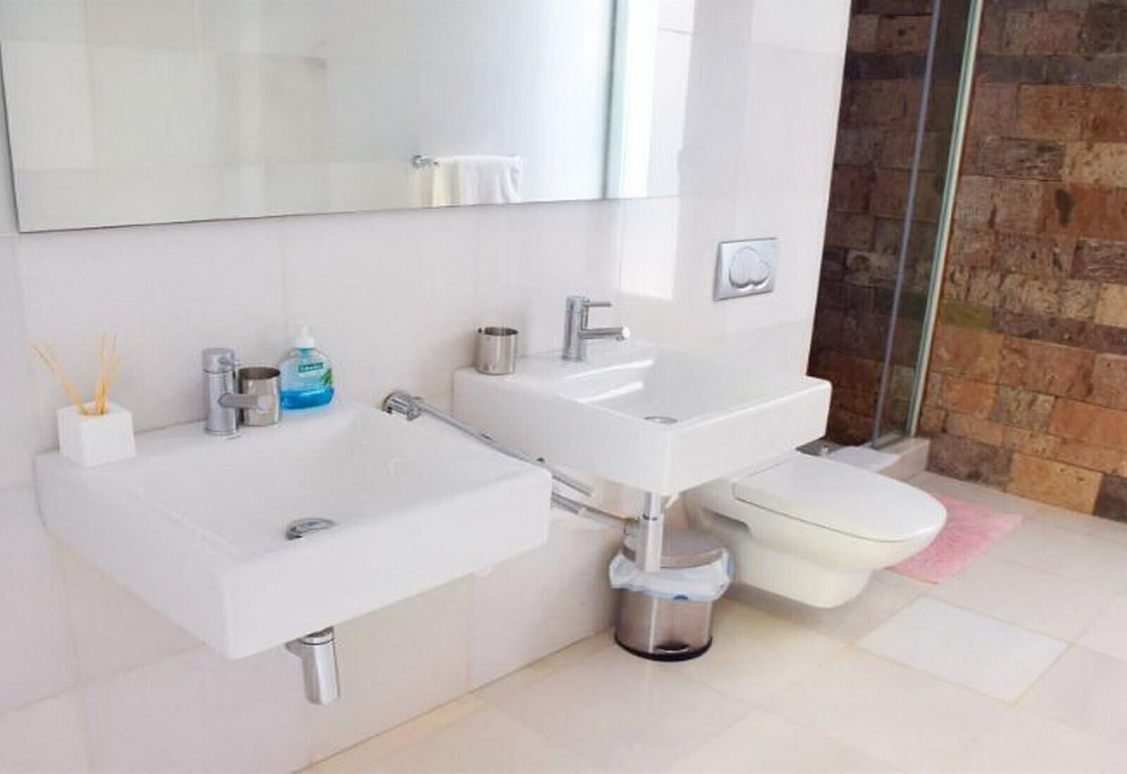 Badewanne, Haartrockner, Handtücher