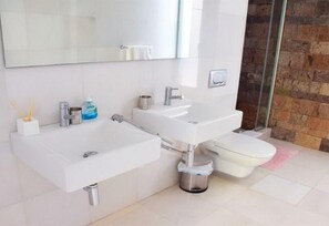 Baignoire, séchoir à cheveux, serviettes fournies