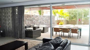 Tv, pejs, dvd-afspiller, stereoanlæg