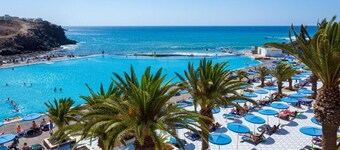 Holiday Accommodation "Big 2-berdroom in Tenerife South" overlooking the main plaza