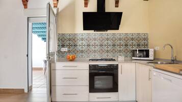 Een koelkast, een magnetron, een oven, een kookplaat