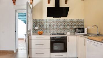 Een koelkast, een magnetron, een oven, een kookplaat