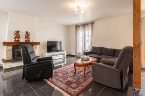 TV - Holiday Home 'Maison Médis' with Garden & Terrace (Médis)