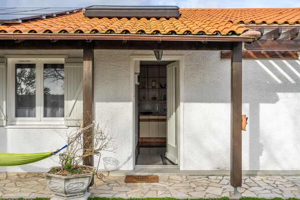 Exterior detail - Holiday Home 'Maison Médis' with Garden & Terrace (Médis)