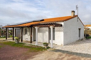 Exterior - Holiday Home 'Maison Médis' with Garden & Terrace (Médis)