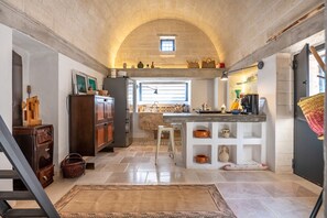 Interior - Holiday Home 'Lamia with Pool' with Shared Pool, Wi-Fi and Air Conditioning (Ostuni)