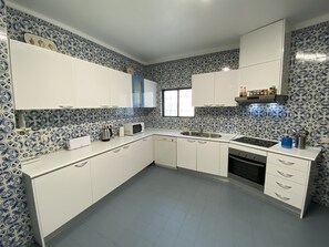 Fridge, microwave, oven, stovetop - Villa 'Júlia e Tavares' with Sea View, Private Pool and Wi-Fi (Vilamoura)
