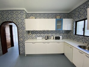 Fridge, microwave, oven, stovetop - Villa 'Júlia e Tavares' with Sea View, Private Pool and Wi-Fi (Vilamoura)