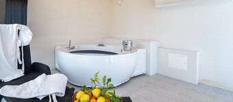 Villa Rosa con accesso al mare, idromassaggio e aria condizionata, adatta agli animali domestici