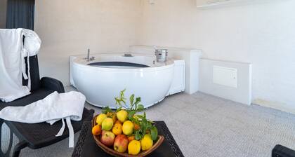 Villa Rosa with Sea Access, Hot Tub and Air Conditioning, Pet-Friendly