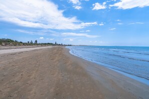 A beach with a sandy shore, a clear sky, and a calm sea. - Villa Rosa with Sea Access, Hot Tub and Air Conditioning, Pet-Friendly (Pachino)