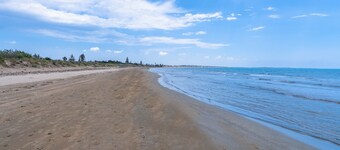 Villa Rosa with Sea Access, Hot Tub and Air Conditioning, Pet-Friendly