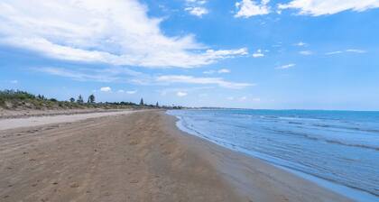 Villa Rosa with Sea Access, Hot Tub and Air Conditioning, Pet-Friendly