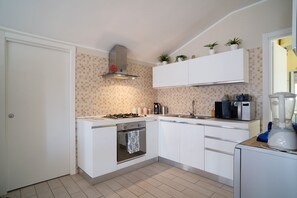 Een koelkast, een magnetron, een oven, een kookplaat