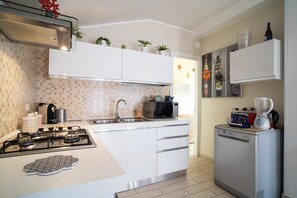 Jääkaappi, mikroaaltouuni, uuni, liesi