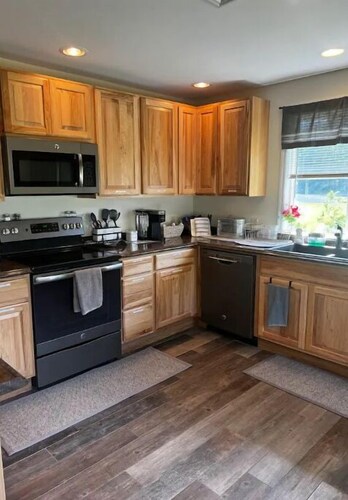 Cheerful 3 bedroom home close to everything!