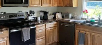 Cheerful 3 bedroom home close to everything!