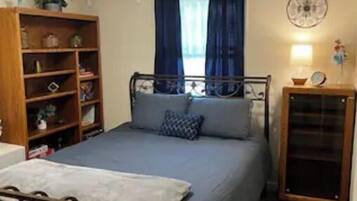 3 habitaciones, escritorio, tabla de planchar con plancha y wifi gratis