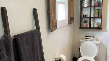 Ducha, secador de pelo, toallas, jabón