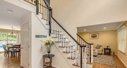 Picturesque 5 Bedroom Hamptons Villa with pool 3 min from beach
