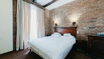 Habitación estándar doble | Escritorio y espacio para trabajar con un portátil