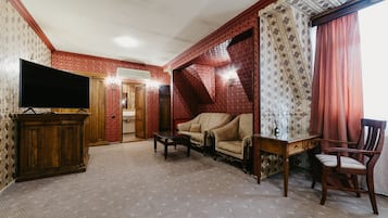 Deluxe Studio Suite | 1 bedroom, desk, laptop workspace, soundproofing