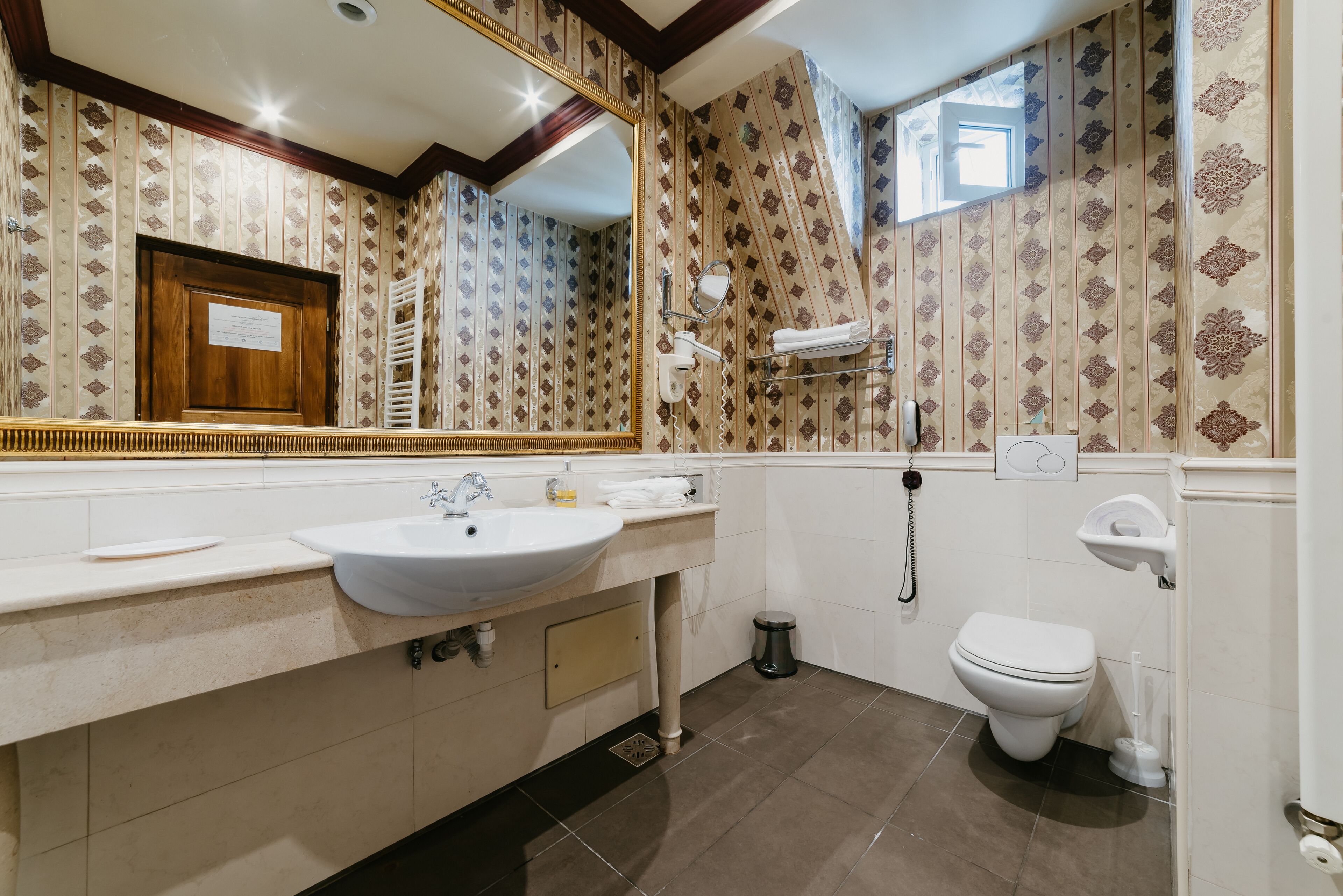 Deluxe Studio Suite | Bathroom | Shower, hair dryer, towels, soap