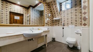 Deluxe Studio Suite | Bathroom | Shower, hair dryer, towels, soap