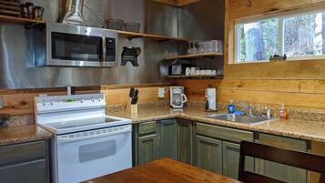 Cabin, 2 Bedrooms | Private kitchen