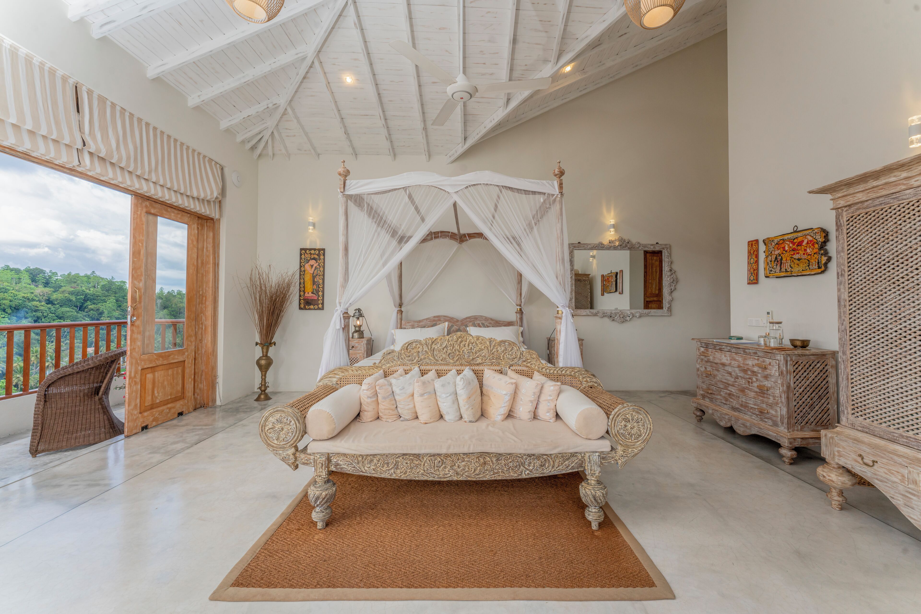 TV connectée, lecteur de DVD, livres, vidéothèque